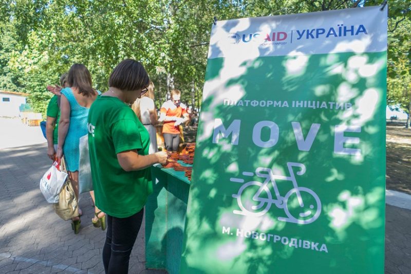 Мешканці Новогродівки ганялись за сміттям