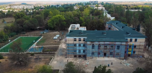 Зруйнована бойовиками школа у Красногорівці відновлюється