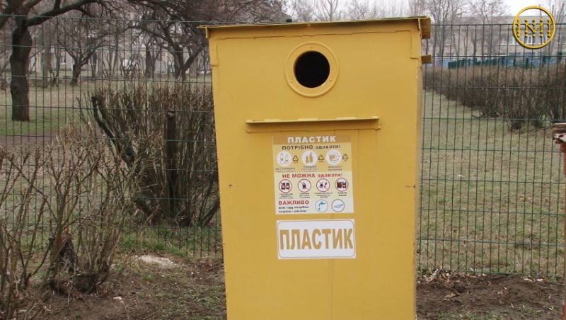 Дружківські комунальники баки для роздільного збору сміття роблять самостійно