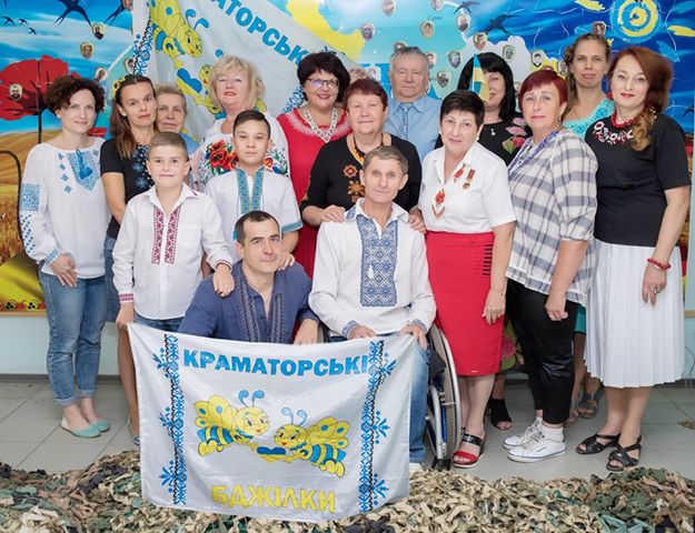 АКМЦ-online: Урочистості  з нагоди 5-річниці з Дня створення групи плетіння маскувальних сіток для захисників України Волонтерського руху «Краматорські бджілки»