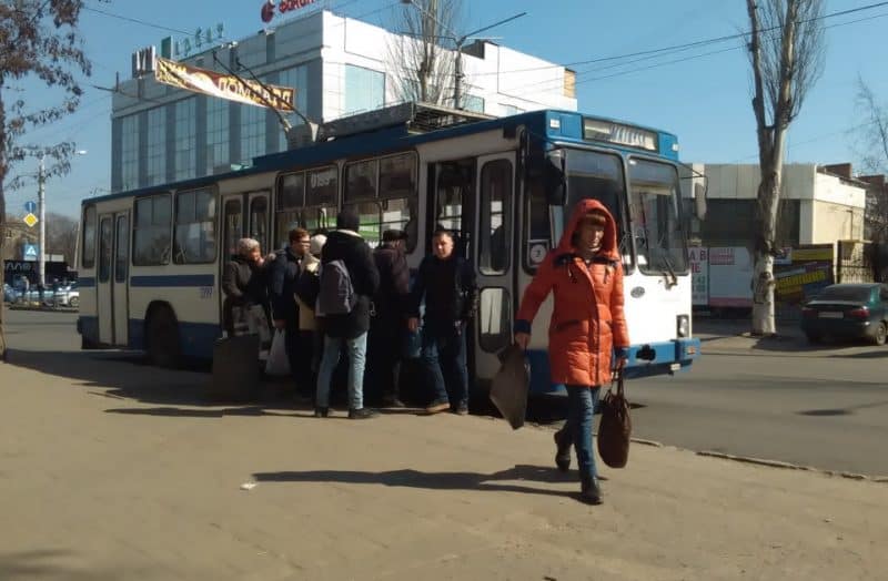 У тролейбус не більше 10 пасажирів: як поліція перевіряє карантинні обмеження в Краматорську