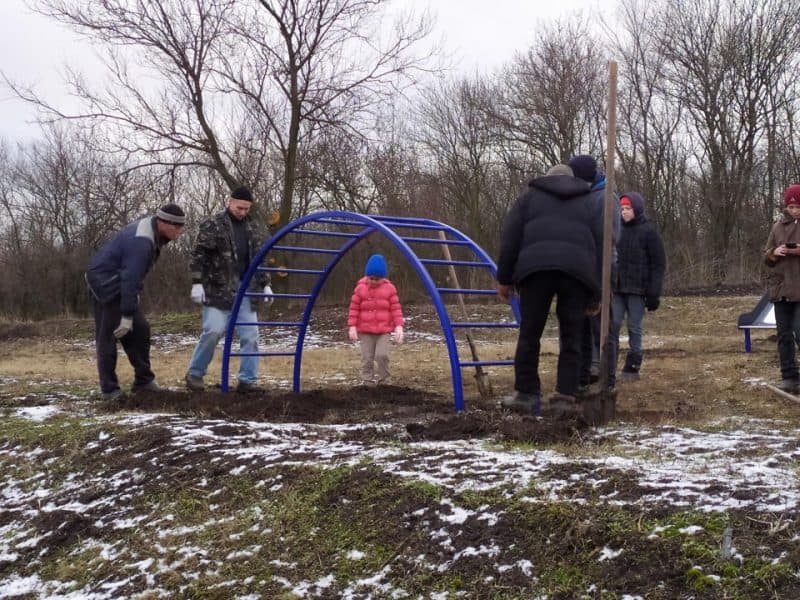Актив громади у селі Зоря подбав про майданчик для місцевих дітей