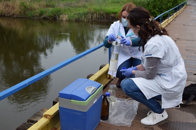 Співробітники лабораторії моніторингу вод Східного регіону регулярно перевіряють стан річок