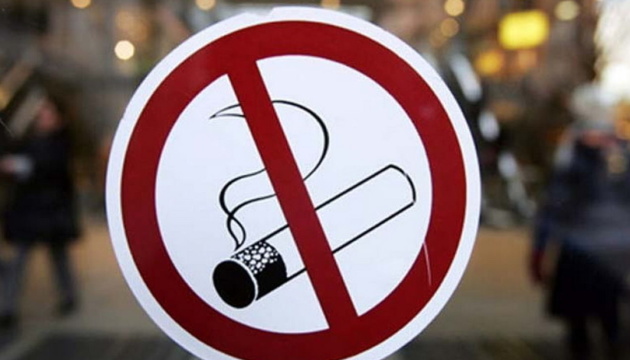 Курити та вживати алкоголь: де саме заборонено й яка існує відповідальність