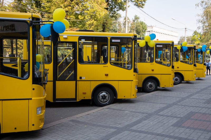 Нові автобуси отримали 10 опорних шкіл Дніпропетровщини