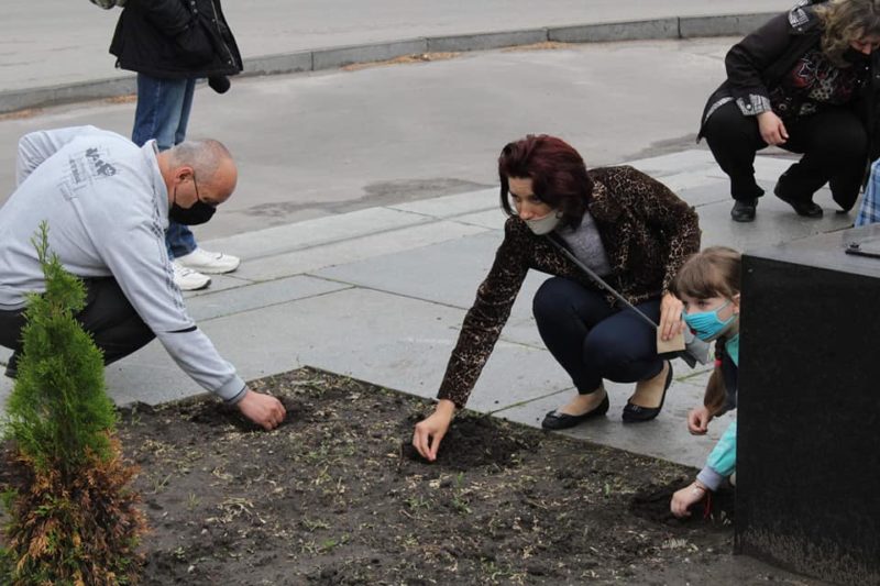 У Лисичанську висадили соняшники на знак відповідальності