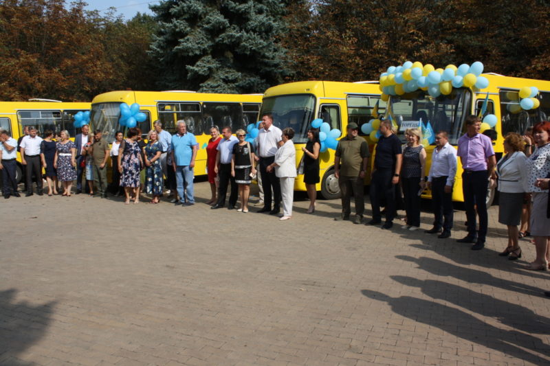 Громади Донеччини отримали нові шкільні автобуси