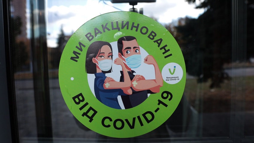 “Ми вакциновані від COVID-19” – заклади з такими наліпками мають право приймати у себе гостей