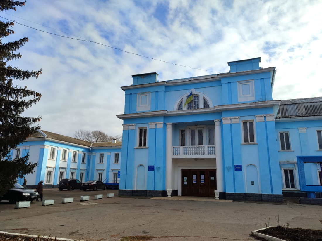 Палац культури Часівоярського вогнетривкого комбінату. Двоповерхова будівля блакитного кольору.
