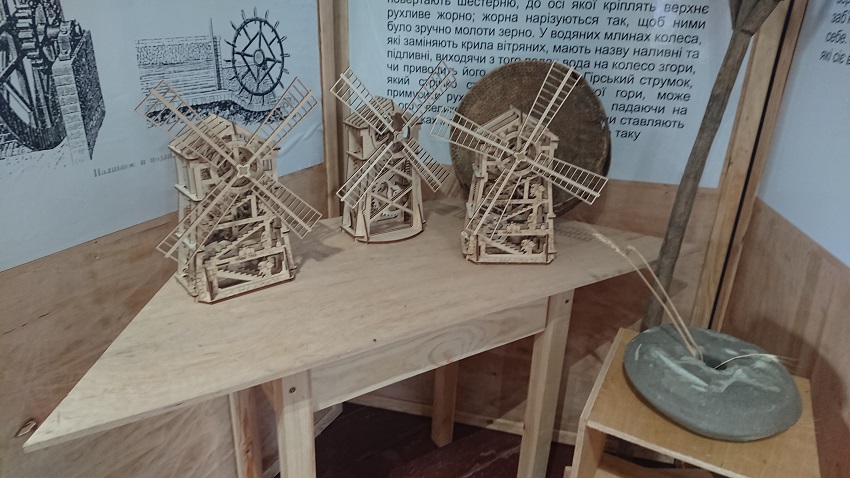 «Від фантома до реальності»: у Нескучному у старій школі зробили експозицію