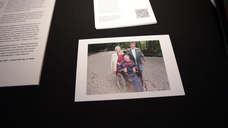 У Слов’янську триває інклюзивна виставка «Вірити можна: історії людей з інвалідністю»