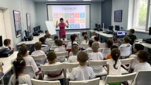 Діти молодшого шкільного віку слухають лекторку