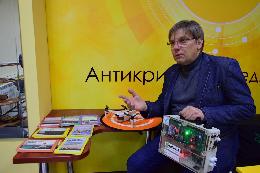 Станіслав Черногор з мобільною станцією для вимірювання забруднення повітря і дроном.