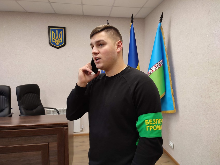 Юрисконсульт Василь Мороз говорить по мобільному телефону.