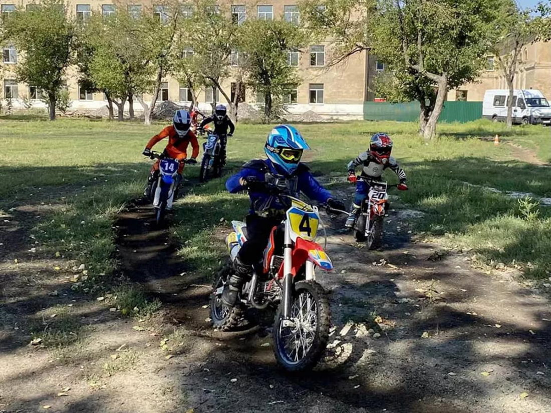 П’ятеро дітей на мотоциклах у повному екіпіруванні