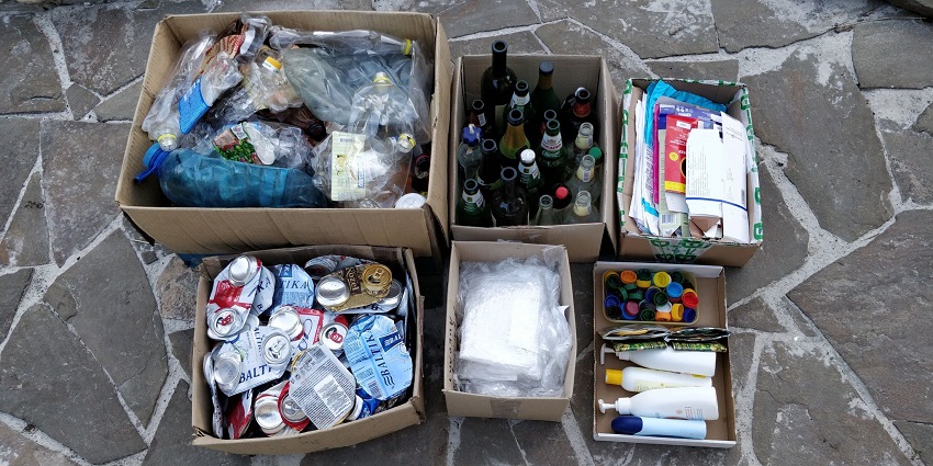 Шість коробок в яких окремо складені: пластикові пляшки, алюмінієві банки, скляні пляшки, поелітилен,кришки від пляшок та пакування від косметики.