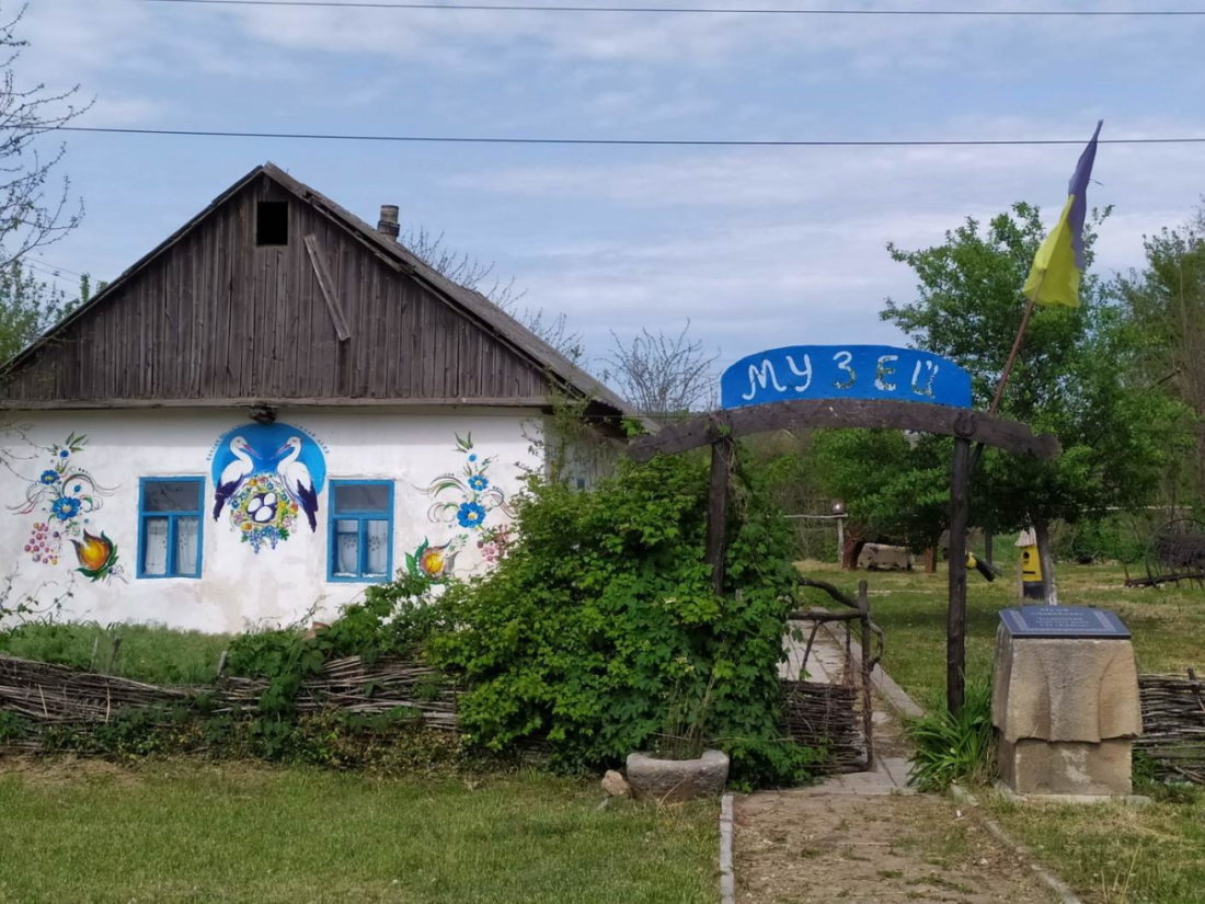 Музей в селі Олександро-Калинове. Подвір’я з хатою