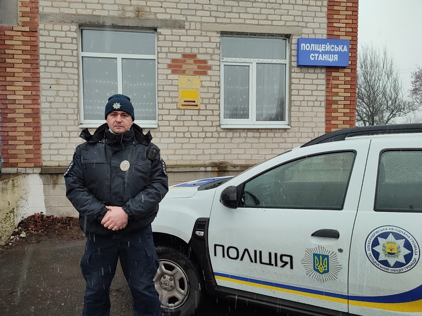 Денис Цуняк - чоловік у формі біля поліцейського авто