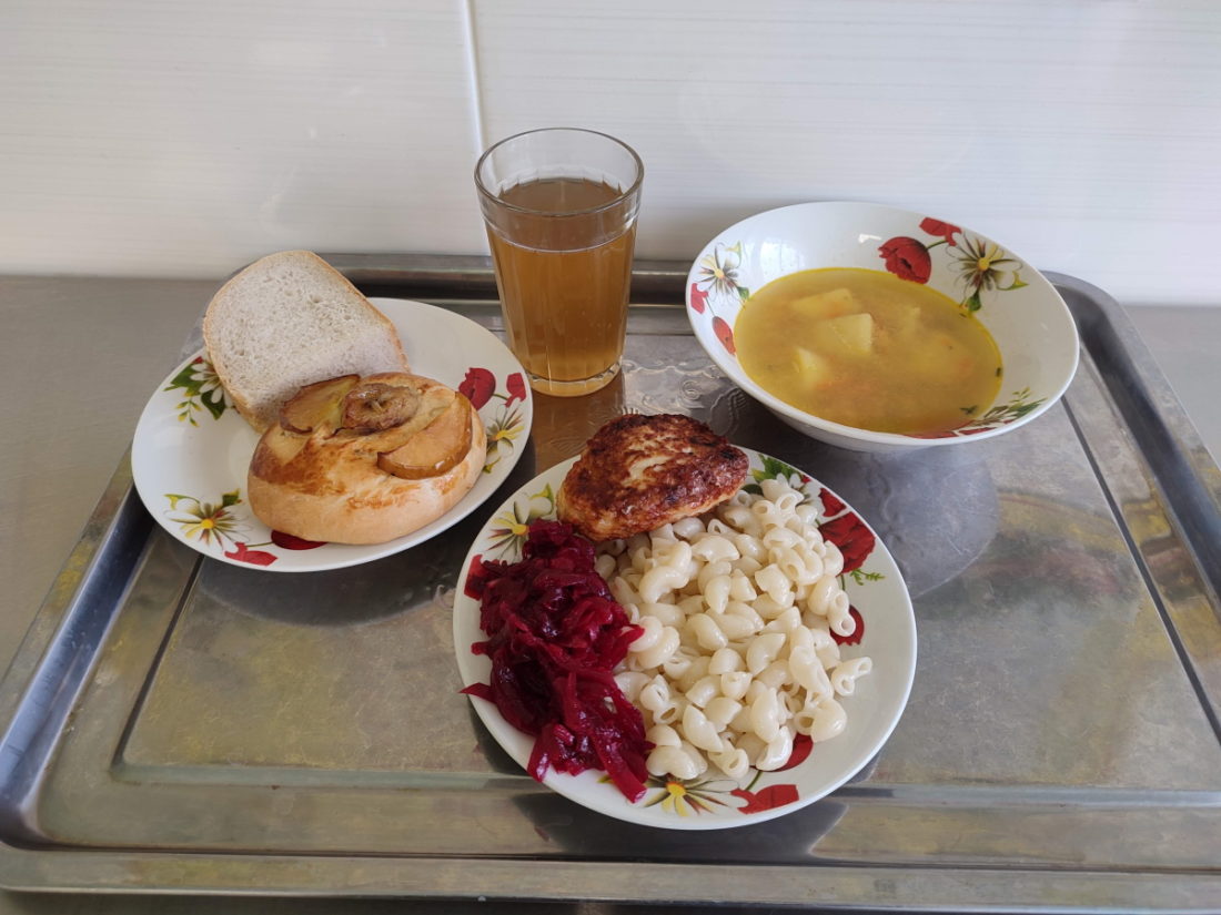 Обід: суп, макарони, котлета, салат, булочка, напій