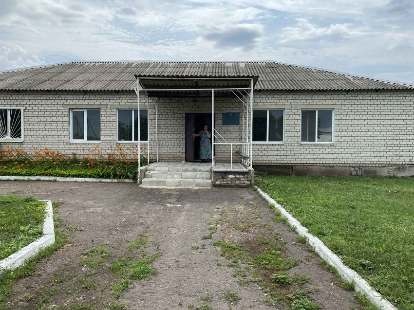 Амбулаторія у селі Новорозсош – одноповерхова цегляна будівля.