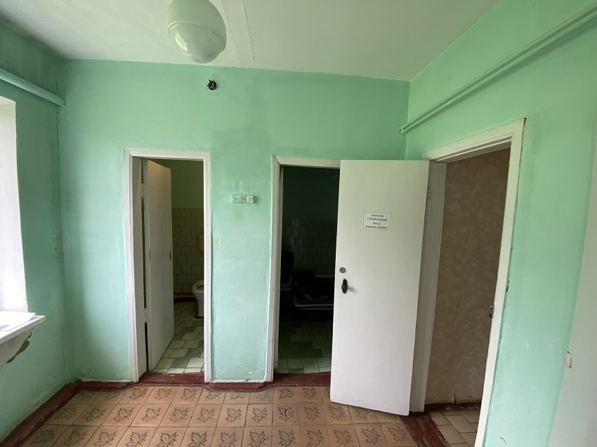 Внутрішні приміщення Новорозсошанської амбулаторії, хол і двері.