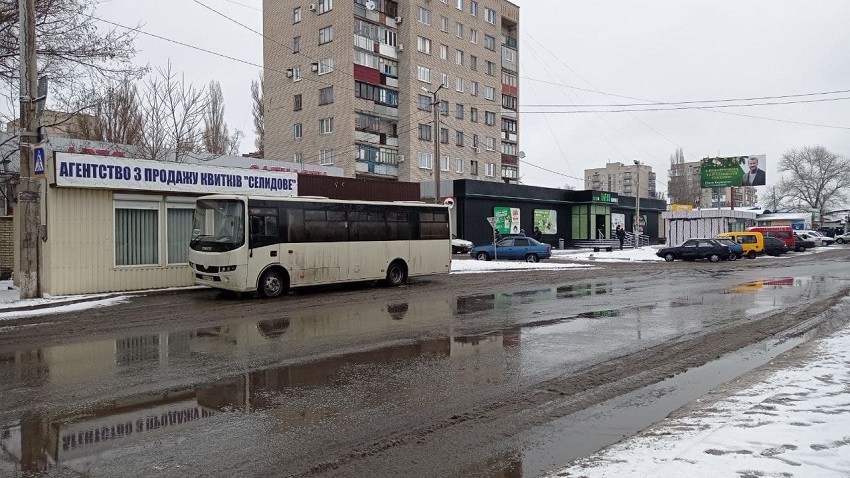 Автобус стоїть біля будівлі з написом «Агентство з продажу квитків «Селидове».