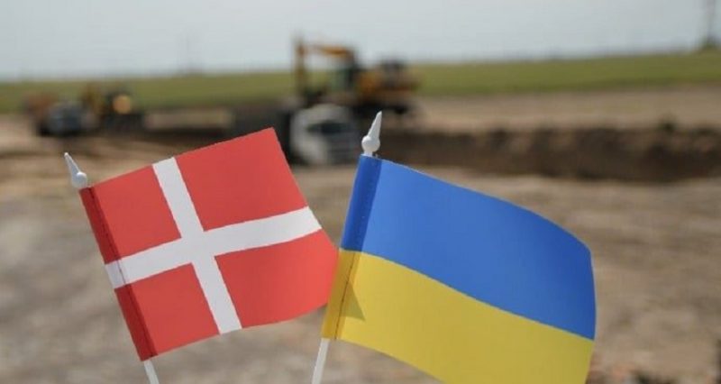 Прапори України і Данії