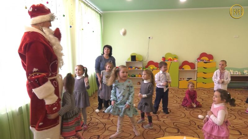 діти грають у дитячому садочку