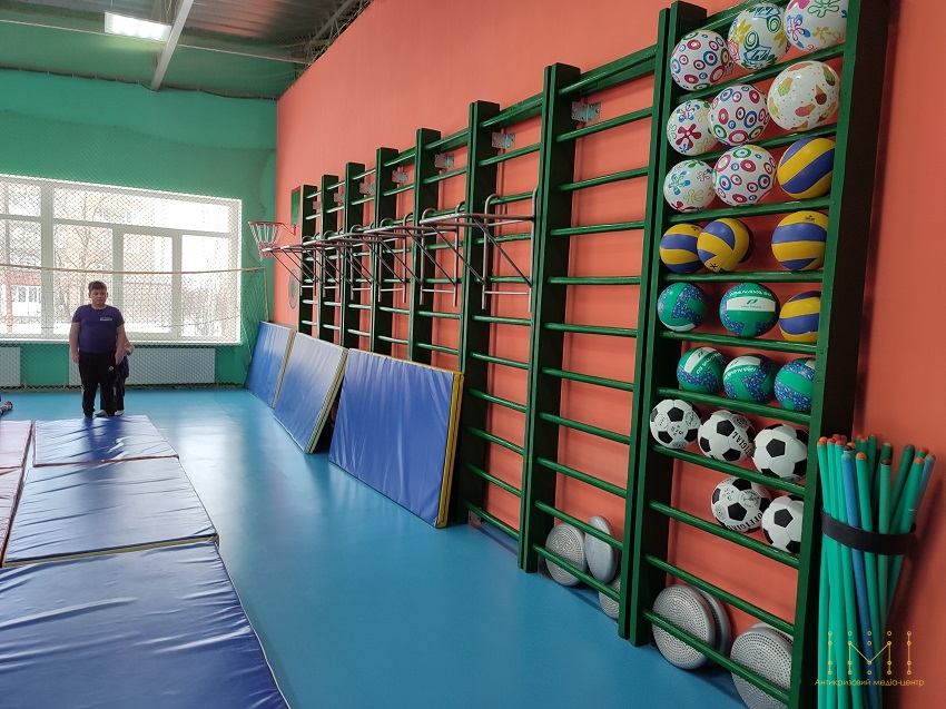 Спортивний зал з матами, шведською стінкою, м’ячами та іншим устаткуванням