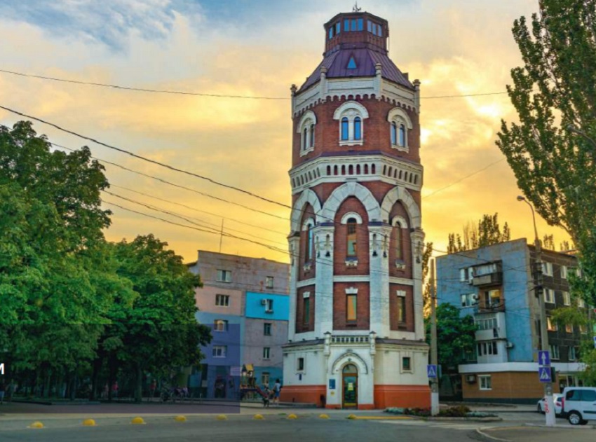 Старовинна водонапірна вежа – туристична візитівка Маріуполя.
