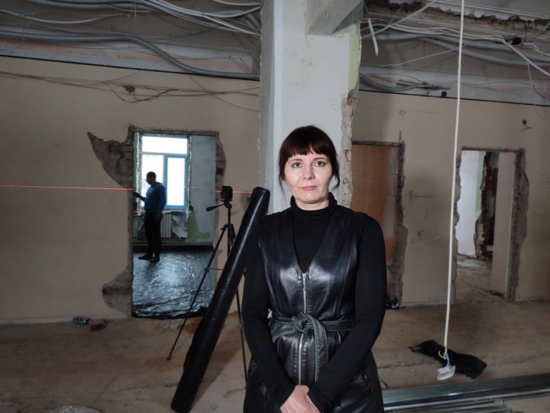 Заступниця начальника Селидівського УСЗН Світлана Селіванова стоїть у будівлі, де йде ремонт.