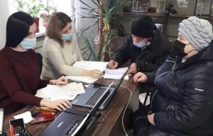Працівники служби зайнятості працюють з клієнтами