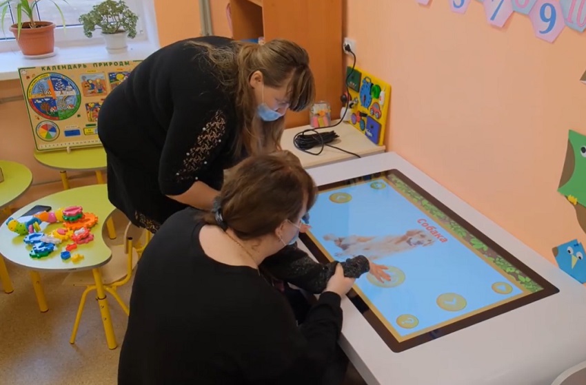Інтерактивний сенсорний стіл використовує вчитель-дефектолог для дітей з особливими освітніми потребами.