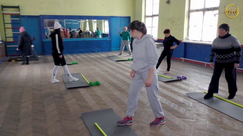 жінки похилого віку роблять спортивні вправи у спортзалі