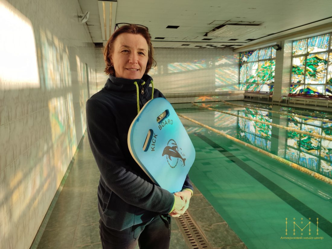 Олена Гутник – інструкторка в басейні