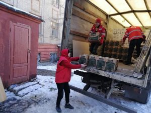 чоловіки розвантажують вантажне авто