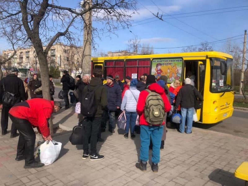 Під обстрілами, але жителів Луганщини продовжують рятувати