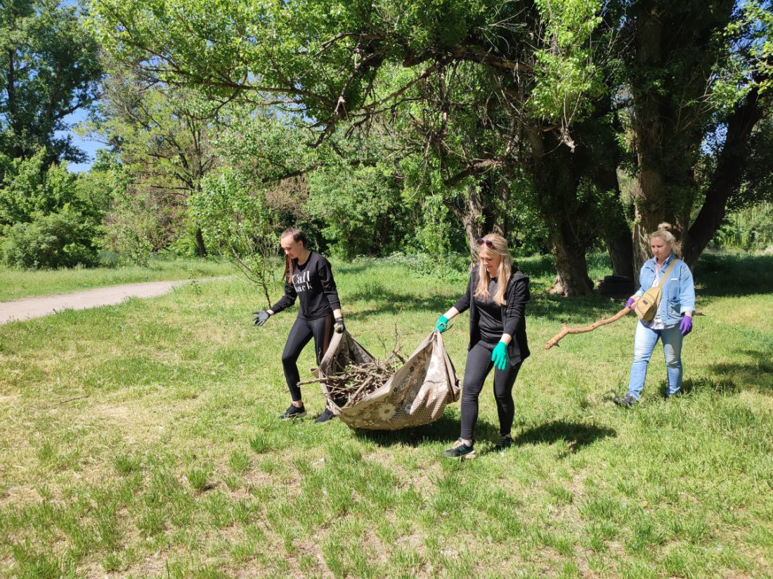 волонтери збирають сміття у парку