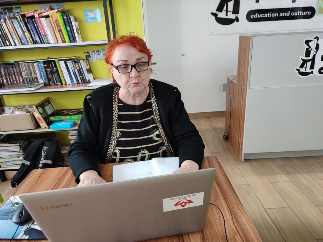 жінка за столом з ноутбуком Вік щастя
