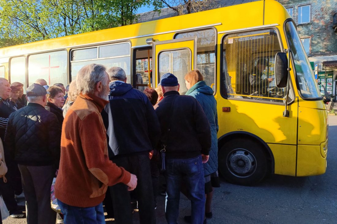 Новогродівка - люди стоять біля автобуса