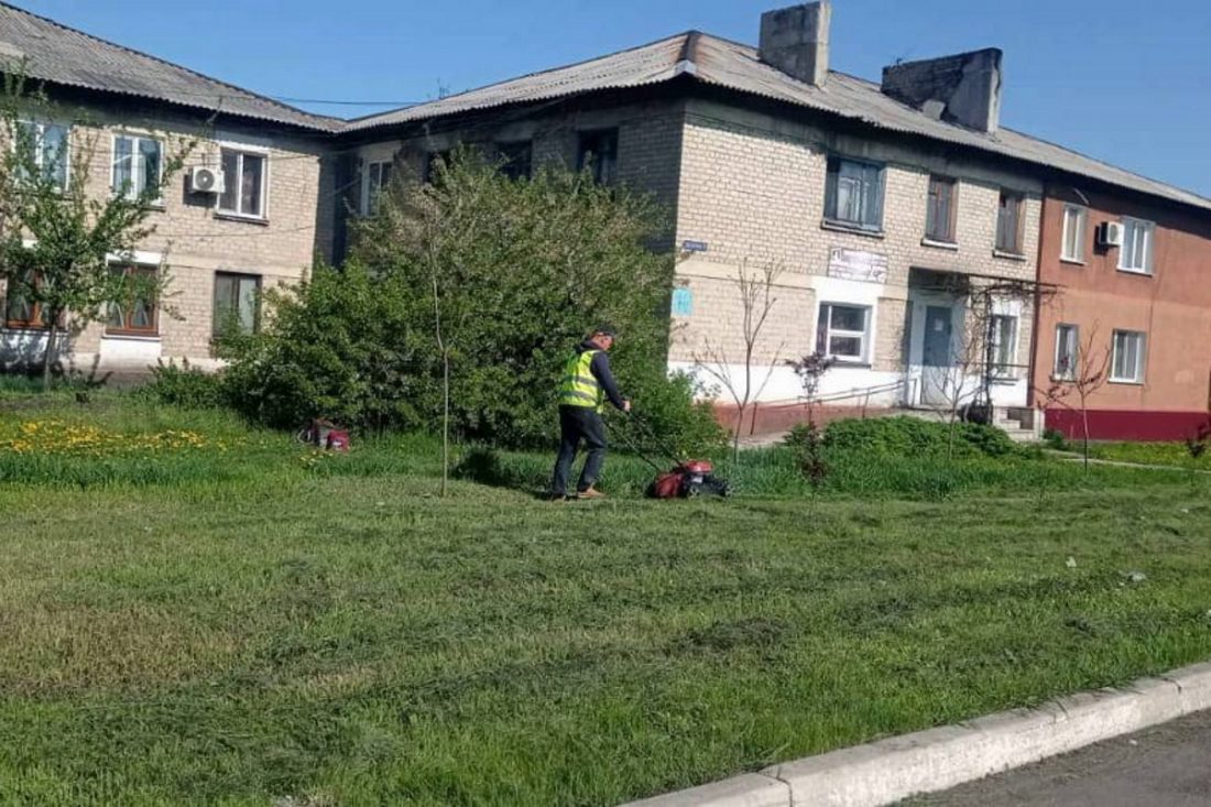 Новогродівка - чоловік косить траву газонокосилкою