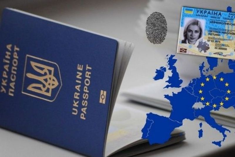 Відтепер отримати закордонний паспорт можна одночасно з внутрішнім