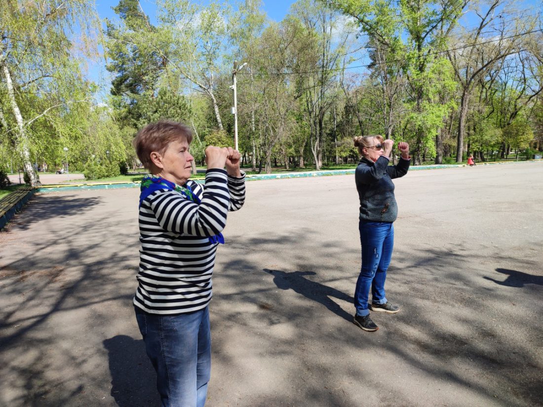 літні жінки займаються спортивними вправами у парку Вік щастя