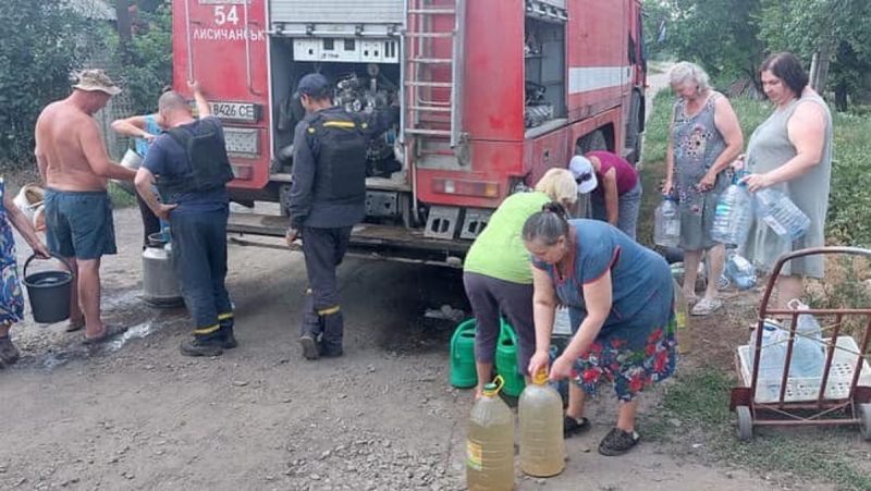Мешканців Лисичанська рятують, годують та вивозять