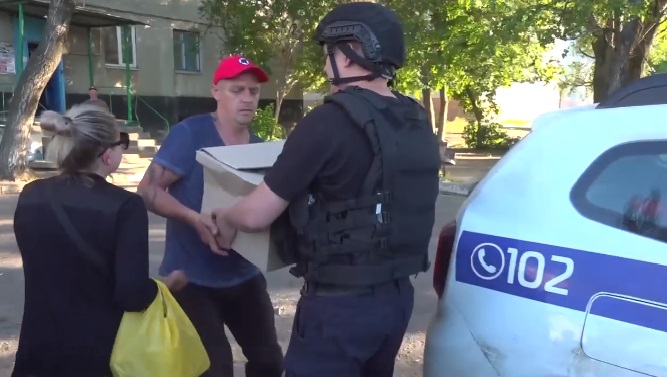 Поліція Луганщини витягає людей з пекла та рятує від голоду