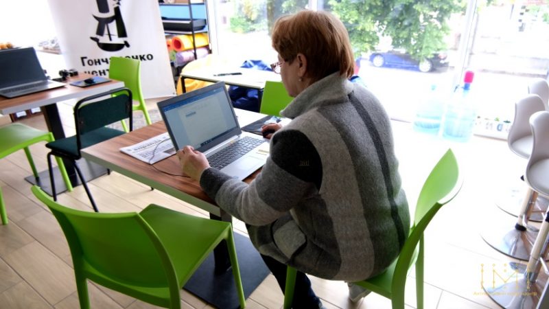 Як “подружитися” з комп’ютером для роботи та дозвілля, розказують переселенці зі Слов’янська у Кропивницькому