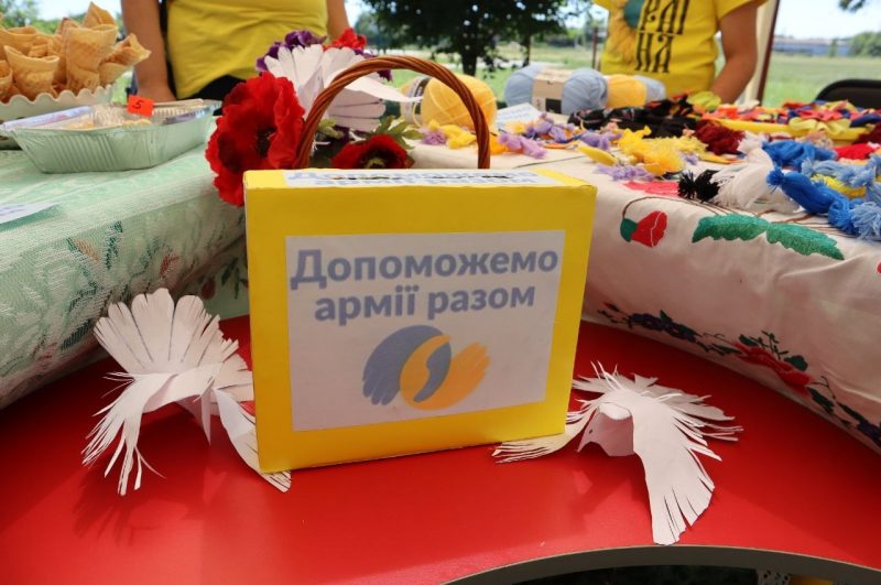 Благодійний ярмарок на підтримку ЗСУ на Полтавщині об’єднав місцевих мешканців і переселенців