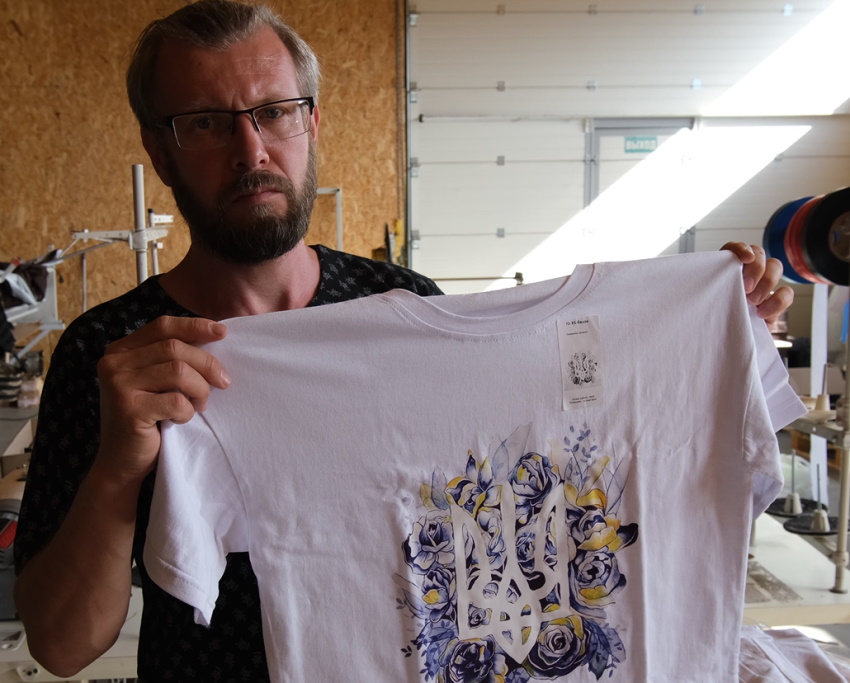 Одяг для ЗСУ та патріотів шиють переселенці з Лисичанська у Дніпрі.