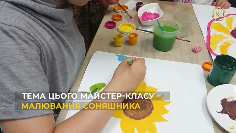 Безкоштовні майстер-класи для дітей-переселенців щотижня влаштовують у художній студії у Чернівцях