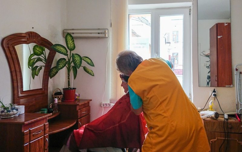 У соціальній перукарні Чернівців два рази на тиждень безкоштовно роблять зачіски переселенцям